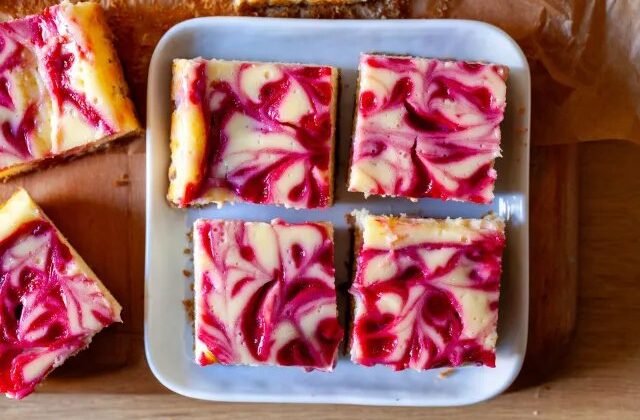 Easy Raspberry Swirl Cheesecake Bars Recipe